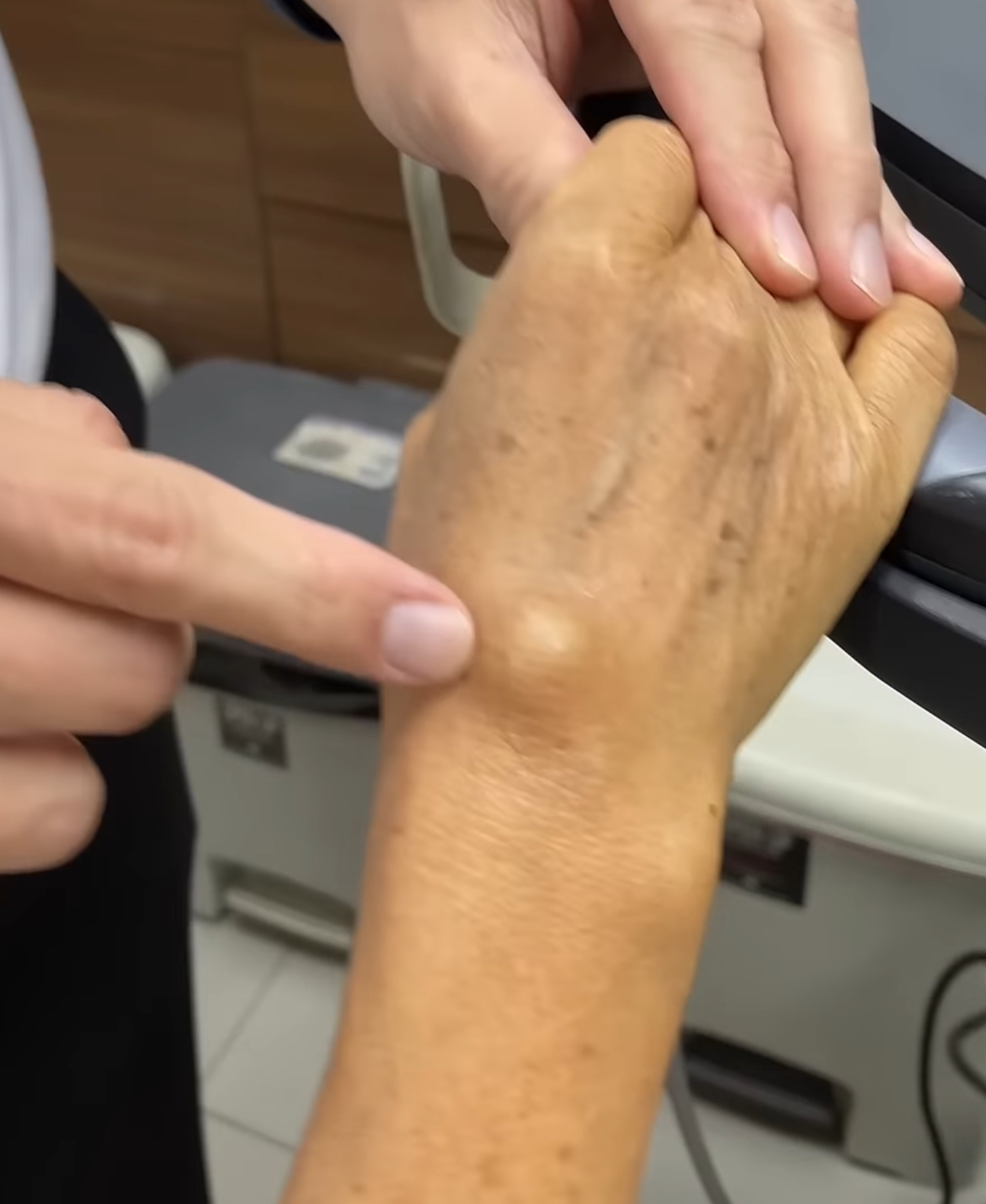 ก้อนที่ข้อมือ” — ไม่ได้อันตรายเสมอไป แต่ต้องรู้ว่าเกิดจากอะไร