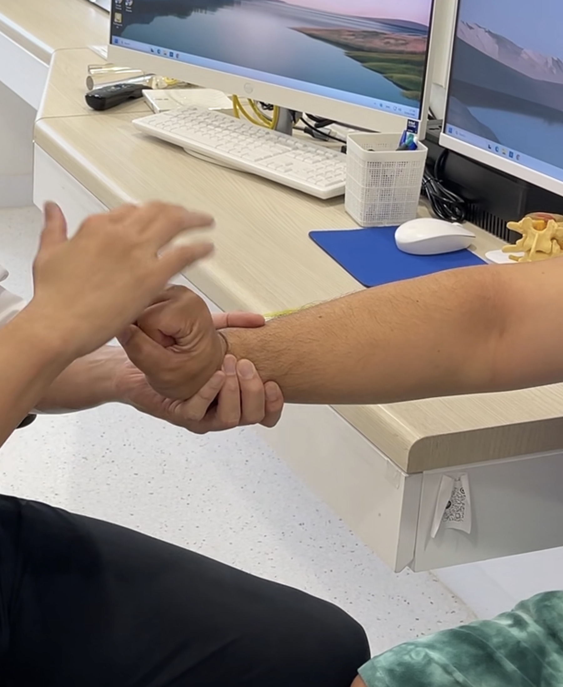 ทดสอบ Tennis Elbow ด้วยตัวเองที่บ้านได้ไหม? วิธีเช็กเบื้องต้นและสัญญาณที่ต้องรีบพบแพทย์